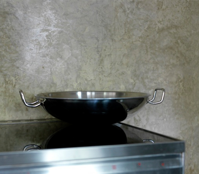 Přírodní vnitřní hliněná omítka liněná lesklá omítka v kuchyni